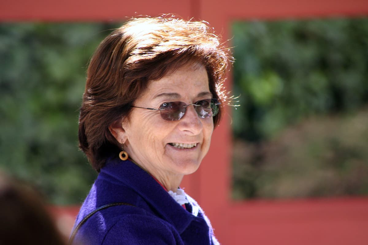 Ana Braceras de Sackmann, actual presidenta y compañera incondicional de Carlos