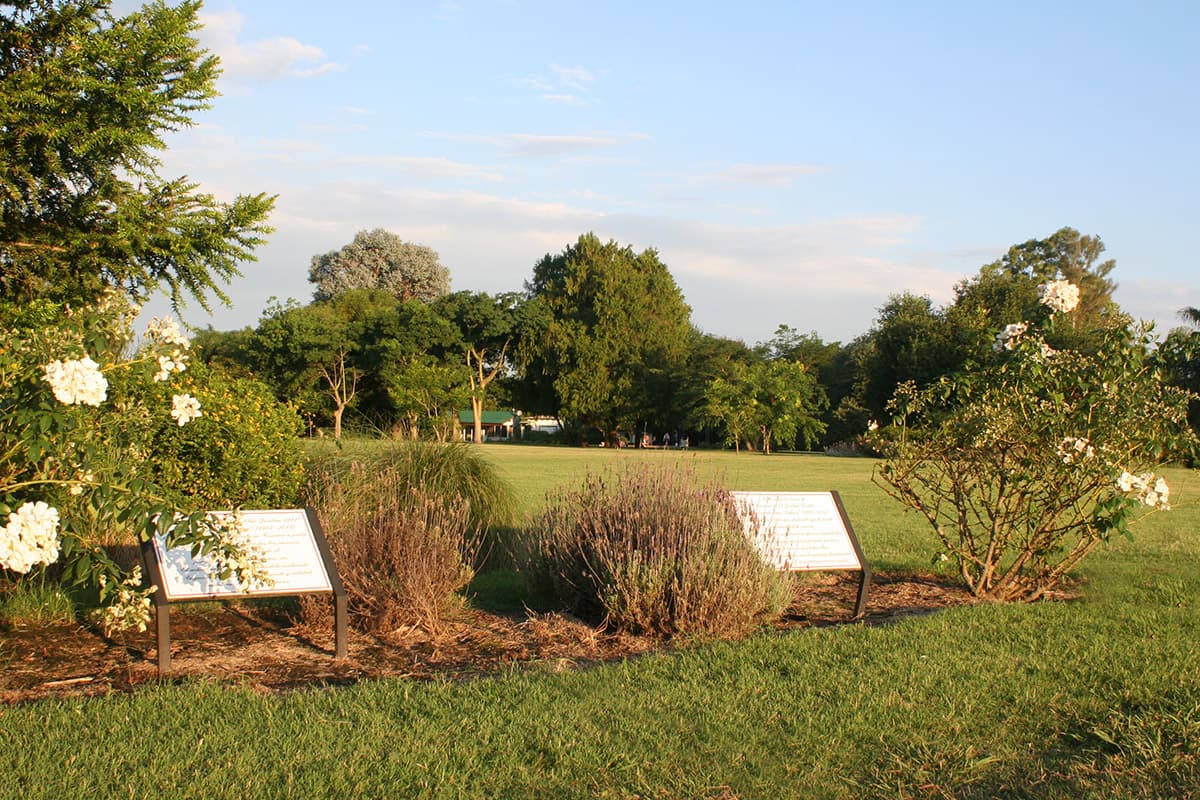 Tumbas de Jewlian 4214 y Lihuén 5622 en los jardines de Casamú